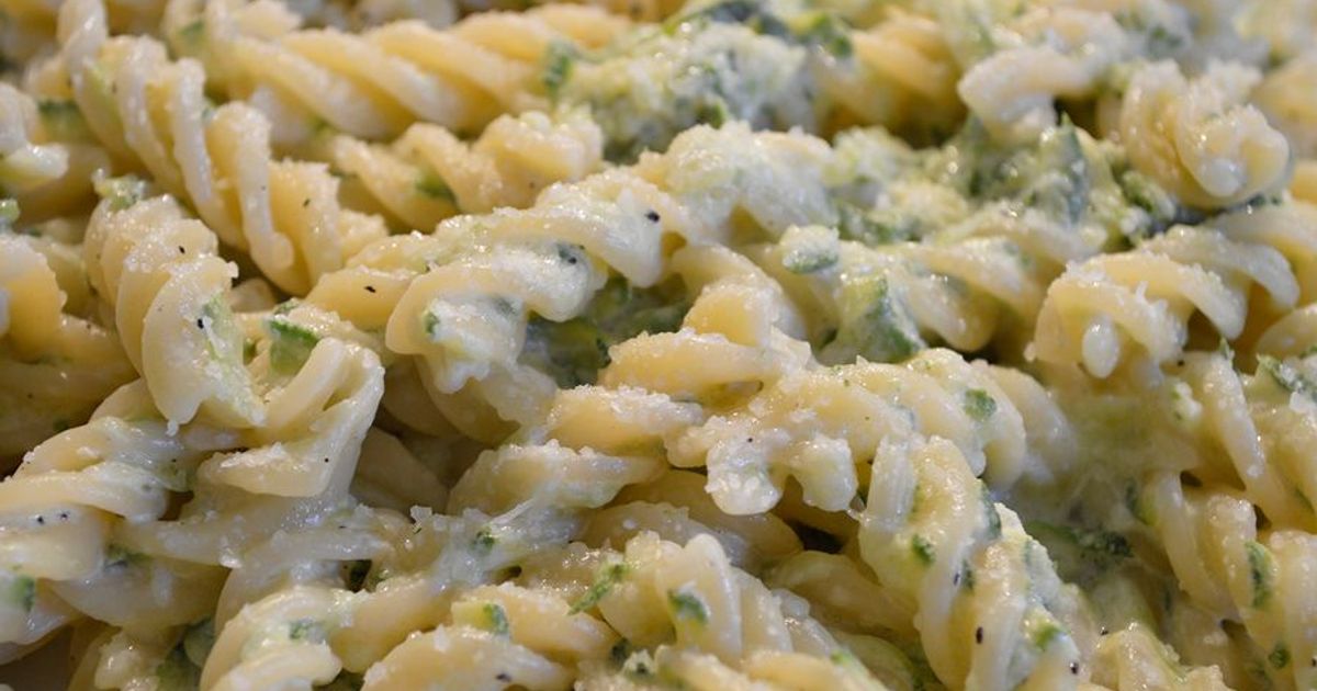 Pasta con crema di ricotta e basilico